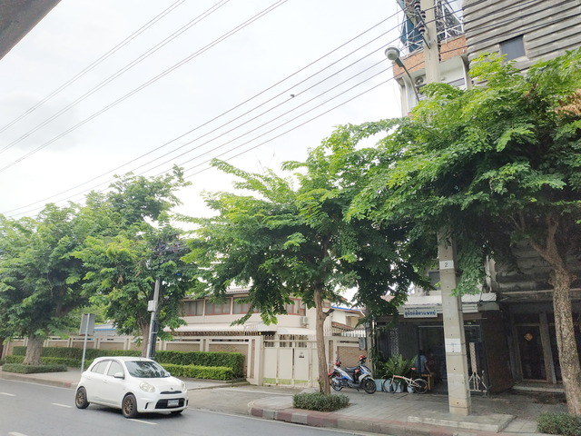 ขาย ตึกแถว-อาคารพาณิชย์ ฝั่งธนใกล้BTS เหมาะทำตึกแถวปล่อยเช่ารายวัน Office-and-Airbnb-investment-BangPhlat-BAngkok, อาคารพาณิชย์ทำเลทอง-บางพลัด good-for-Airbnb-daily-rentals,